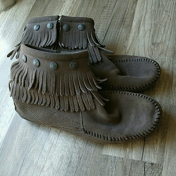 grey minnetonka moccasins